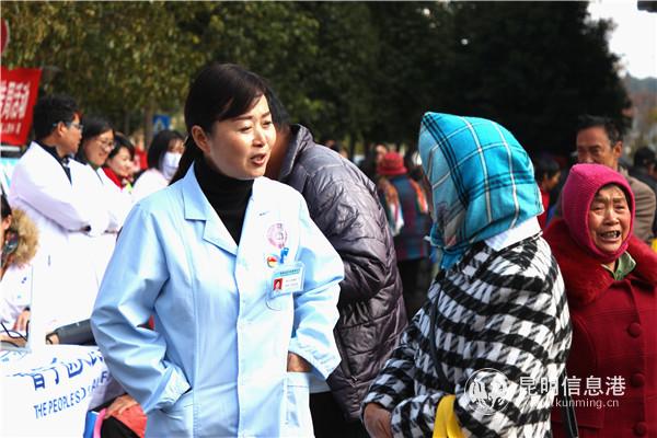 醫(yī)生關(guān)懷老人。記者薛江濤攝