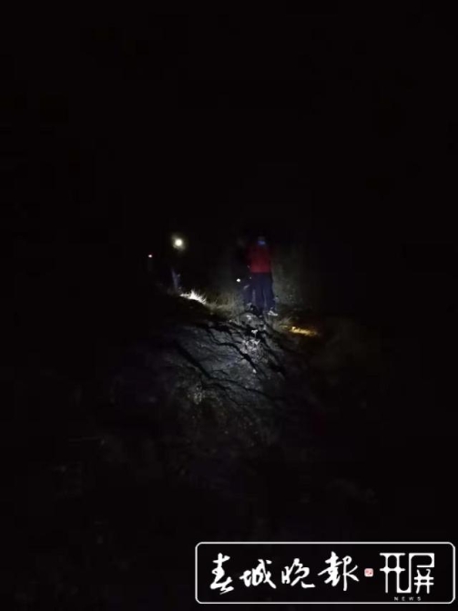 救援人員連夜上山搜救迷路被困的驢友周某