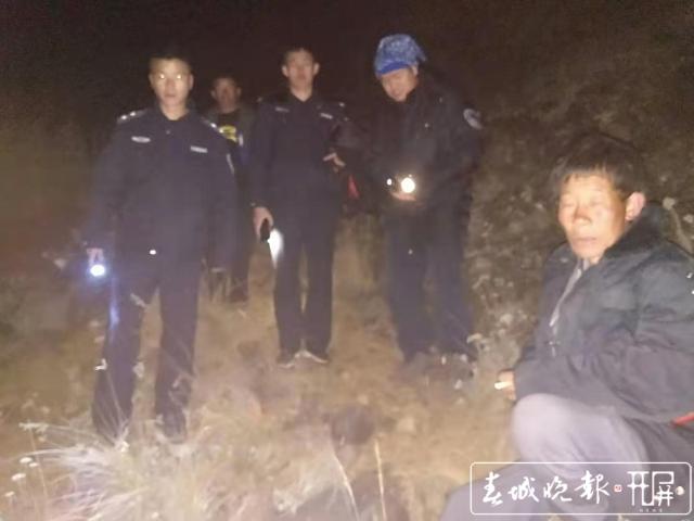 救援人員連夜上山搜救迷路被困的驢友周某