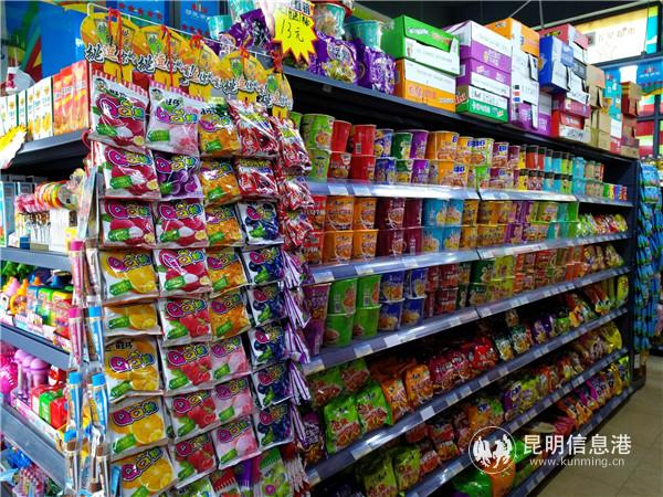 “五星超市”里貨物很豐富。記者江楓攝