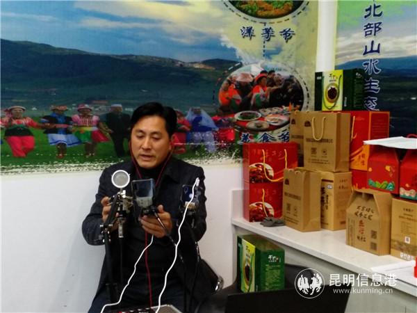 楊成龍演示抖音直播帶貨。記者江楓攝