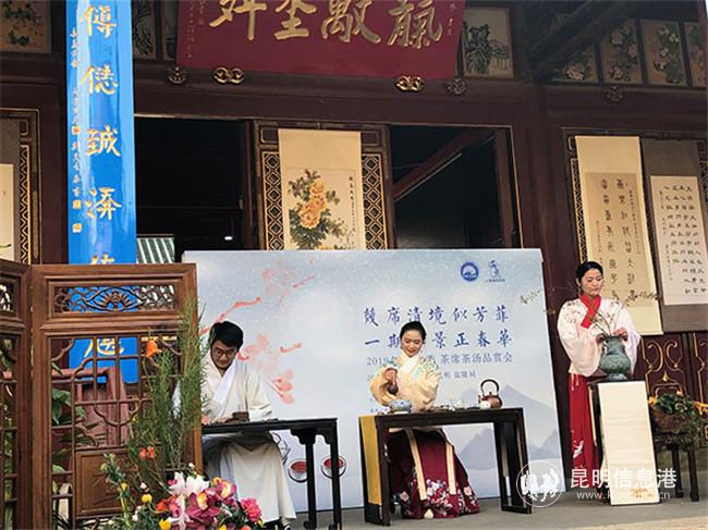 2 現(xiàn)場(chǎng)的茶藝表演。記者譚石艷 攝