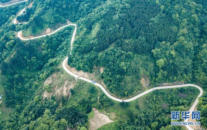 (在習(xí)近平新時(shí)代中國(guó)特色社會(huì)主義思想指引下——新時(shí)代新作為新篇章·總書(shū)記關(guān)切高質(zhì)量發(fā)展·聚焦六穩(wěn)·圖文互動(dòng))(1)“小鎮(zhèn)青年”購(gòu)物車?yán)锏南M(fèi)新天地——下沉市場(chǎng)消費(fèi)旺助穩(wěn)增長(zhǎng)預(yù)期