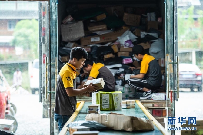 (在習(xí)近平新時(shí)代中國(guó)特色社會(huì)主義思想指引下——新時(shí)代新作為新篇章·總書(shū)記關(guān)切高質(zhì)量發(fā)展·聚焦六穩(wěn)·圖文互動(dòng))(2)“小鎮(zhèn)青年”購(gòu)物車?yán)锏南M(fèi)新天地——下沉市場(chǎng)消費(fèi)旺助穩(wěn)增長(zhǎng)預(yù)期