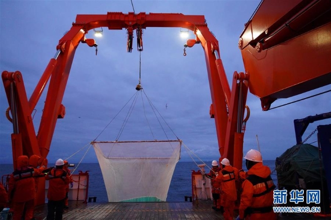 (“雪龍”探南極·圖文互動(dòng))(1)中國(guó)南極考察隊(duì)首次在宇航員海展開綜合科考