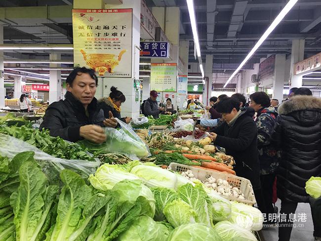 春之城農(nóng)貿(mào)市場里人流量很大。記者孫紅亮攝