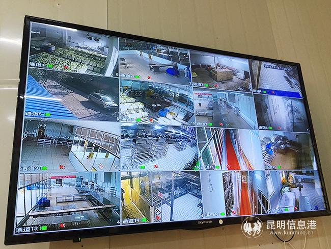 云南瑞文餐飲有限公司的明初“明廚亮灶”。記者孫紅亮攝