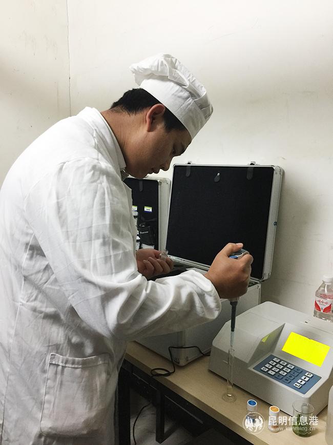 農(nóng)藥殘留檢測。記者孫紅亮攝