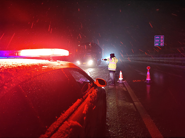 云南:冰天雪地里的那一抹警服藍成為最美的“警”色 云南:冰天雪地里的那一抹警服藍成為最美的“警”色