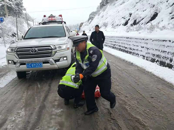 云南:冰天雪地里的那一抹警服藍成為最美的“警”色 云南:冰天雪地里的那一抹警服藍成為最美的“警”色