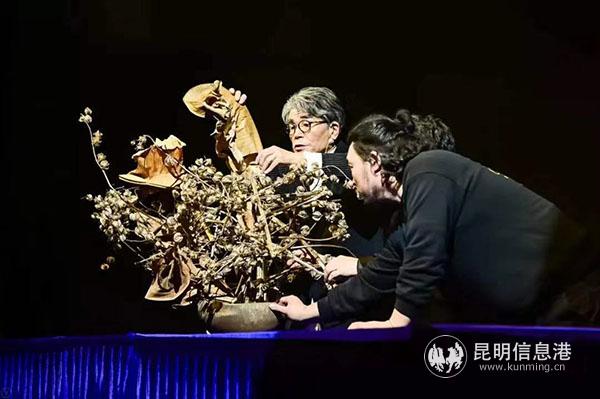 花道藝術(shù)家川名哲紀(jì)用植物與花材為大家?guī)砹艘粓?chǎng)當(dāng)代植物藝術(shù)創(chuàng)作秀。