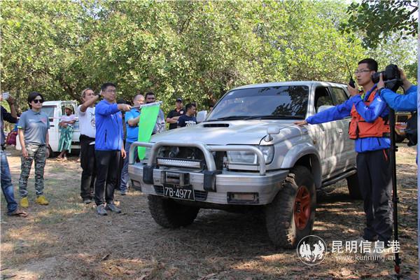 云南省體育局體育經(jīng)濟(jì)處處長(zhǎng)邢晉為緬甸車手發(fā)車 云南省體育局體育經(jīng)濟(jì)處處長(zhǎng)邢晉為緬甸車手發(fā)車