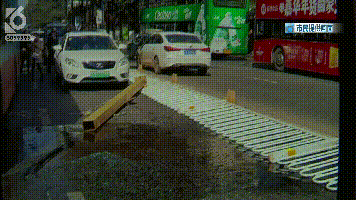 公交車被限高繩絆住