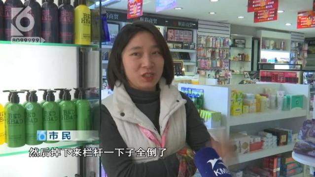 公交車被限高繩絆住