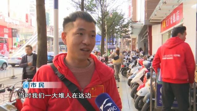 公交車被限高繩絆住