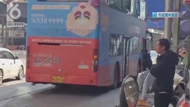 公交車被限高繩絆住