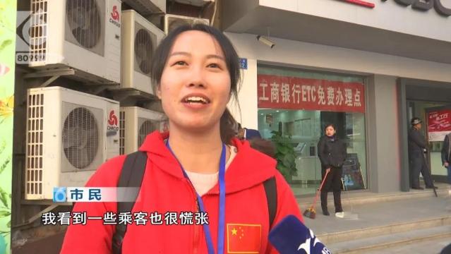 公交車被限高繩絆住