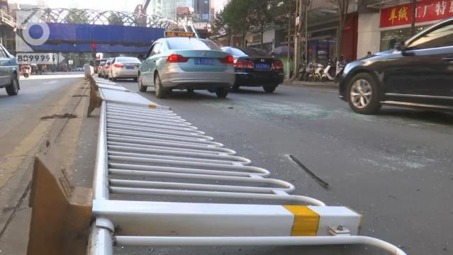 公交車被限高繩絆住