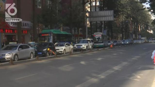 公交車被限高繩絆住