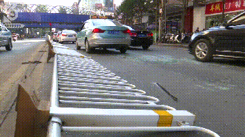 公交車被限高繩絆住