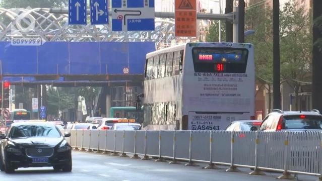 公交車被限高繩絆住