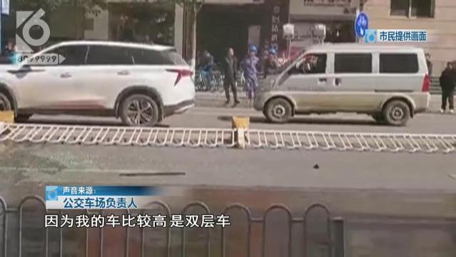 公交車被限高繩絆住