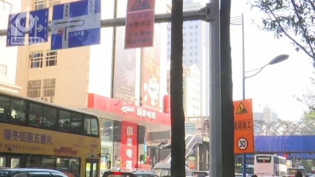 公交車被限高繩絆住