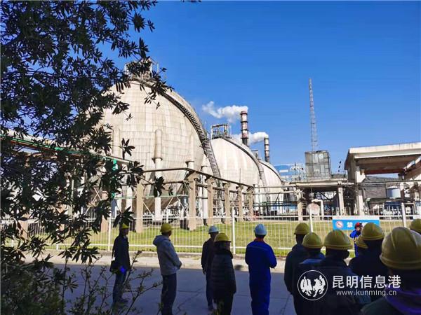 工作人員帶領(lǐng)30余市民代表進(jìn)行現(xiàn)場(chǎng)參觀