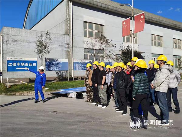 工作人員帶領(lǐng)30余市民代表進(jìn)行現(xiàn)場(chǎng)參觀。