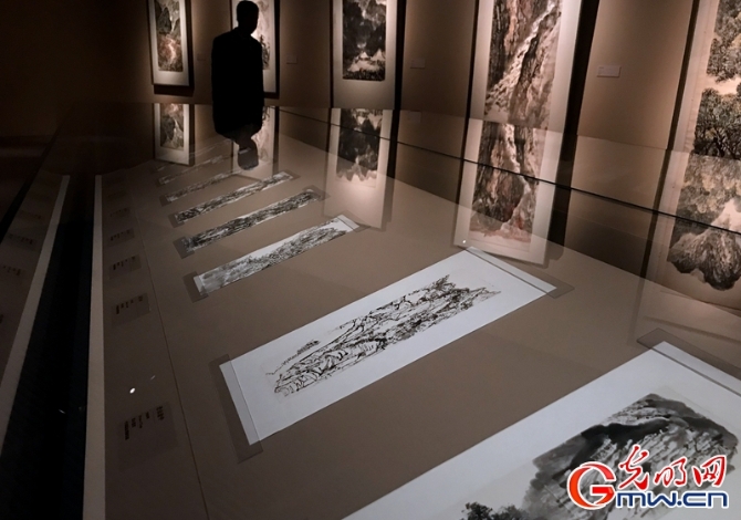 組圖丨石魯藝術展亮相國博 “鎮(zhèn)館之寶”《轉戰(zhàn)陜北》展出