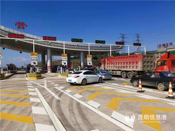 大營收費站人工車道未辦理ETC 車輛排隊過站