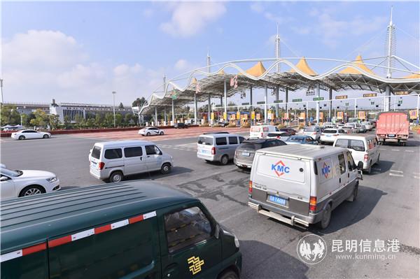 機場高速收費站人工車道車輛排長隊0