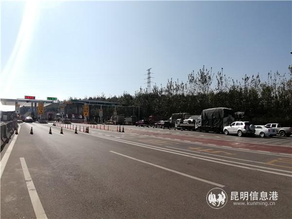 洛陽收費站人工車道未辦理ETC車輛排隊過站0