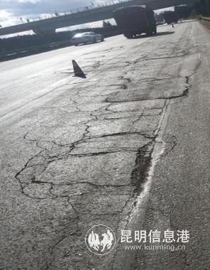 路面龜裂、沉陷、坑槽嚴(yán)重，且日益加劇，嚴(yán)重危及行車安全