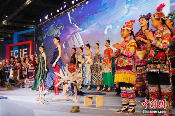 資料圖：11月21日，第二屆長三角國際文化產(chǎn)業(yè)博覽會在上海國家會展中心開幕。圖為“絲路云裳·七彩云南民族賽裝文化節(jié)”主題秀亮相會場，吸引了參觀者的目光。<a target='_blank' href='http://www.chinanews.com/'>中新社</a>記者 殷立勤 攝