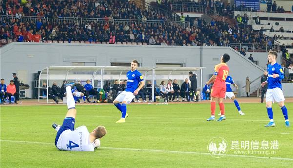 中國(guó)隊(duì)射門被撲 記者徐毅杰攝