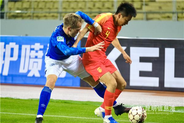 拼搶球權(quán) 記者徐毅杰攝