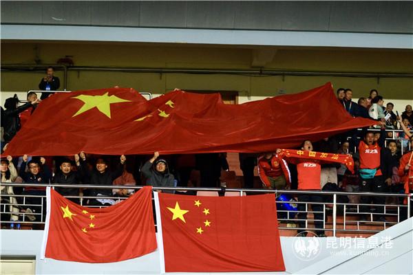 球迷為中國(guó)隊(duì)吶喊加油