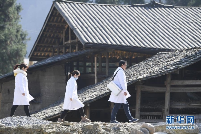 （在習(xí)近平新時代中國特色社會主義思想指引下——新時代新作為新篇章·總書記關(guān)切高質(zhì)量發(fā)展·圖文互動）（3）翻過“貧困”山，通向“幸?！闭尽撠毠浴皻灉鐟?zhàn)”里的小故事