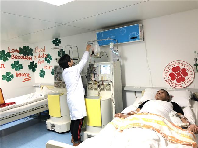 小吳在捐獻中。