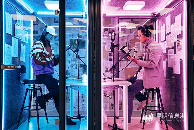 “為TA讀詩”實時KTV “為TA讀詩”實時KTV