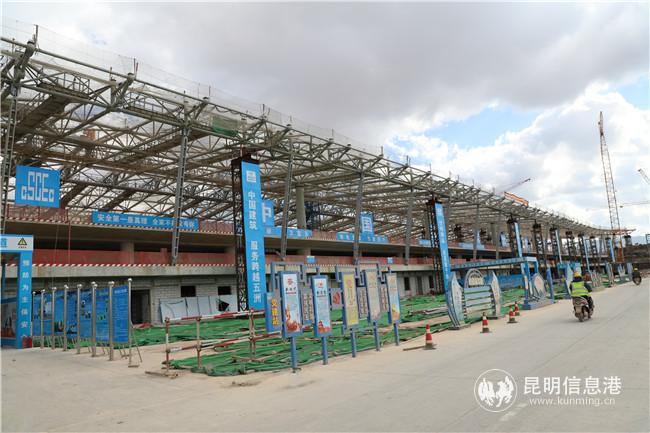 由中國建筑股份有限公司承建的昆明機(jī)場(chǎng)改擴(kuò)建工程S1衛(wèi)星廳項(xiàng)目施工現(xiàn)場(chǎng)