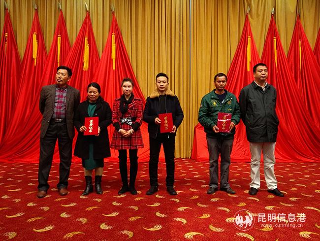 頒發(fā)會(huì)員證書。記者江楓攝