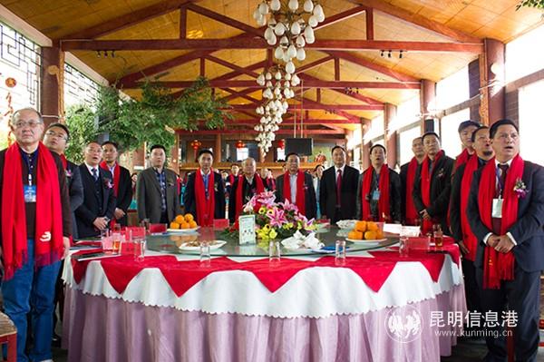 與會嘉賓齊唱國歌和商會會歌。記者孫紅亮攝