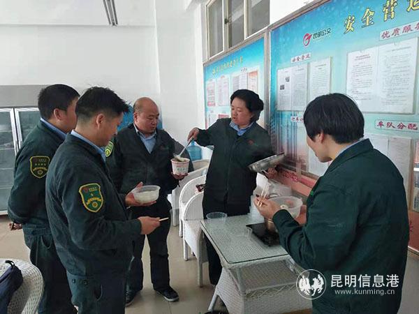 昆明公交二十車隊(duì)為駕駛員送湯圓 昆明公交二十車隊(duì)為駕駛員送湯圓