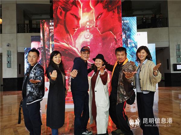 電影《摩登黃飛鴻》部分主創(chuàng)亮相佛山功夫電影周，擺出燕子抄水手勢(shì)