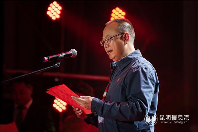 省文學(xué)藝術(shù)界聯(lián)合會(huì)黨組成員、副主席崔文同志宣布獲獎(jiǎng)作品。