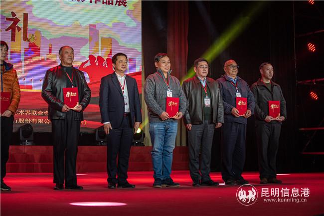 省退役軍人廳黨組成員、副廳長(zhǎng)張永明同志，建設(shè)銀行云南省分行黨委委員、副行長(zhǎng)朱泳同志與獲得“建行杯”首屆云南省美術(shù)書法攝影作品展三等獎(jiǎng)的作者頒獎(jiǎng)并合影。