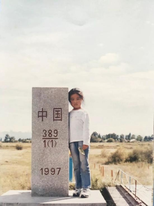 幼年時(shí)的劉鄭伊。