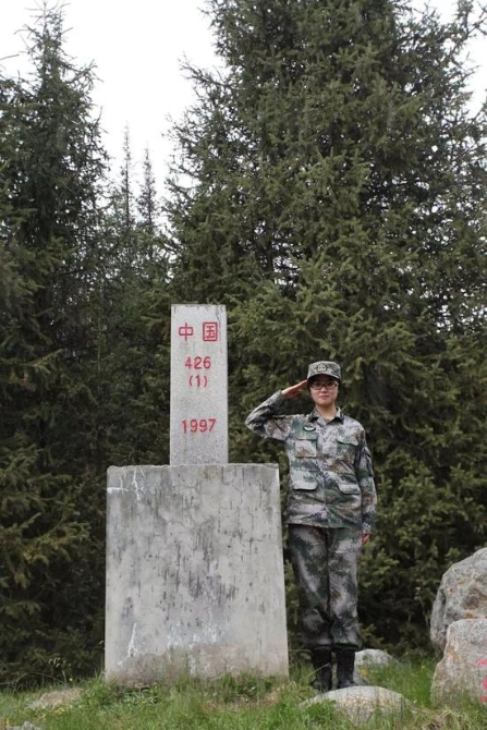  426號(hào)界碑旁，劉鄭伊與“同齡”界碑合影。